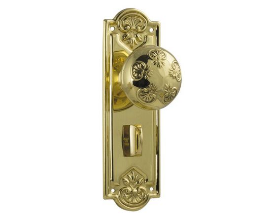 Nouveau knob on privacy plate set - Polished Brass