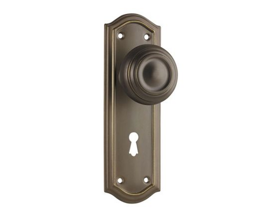 Kensington knob on lever lock plate set - Antique brass
